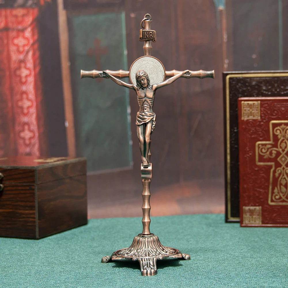 Crucifixo de Mesa Banhado a Ouro em Prata ou Bronze com Medalha de São Bento