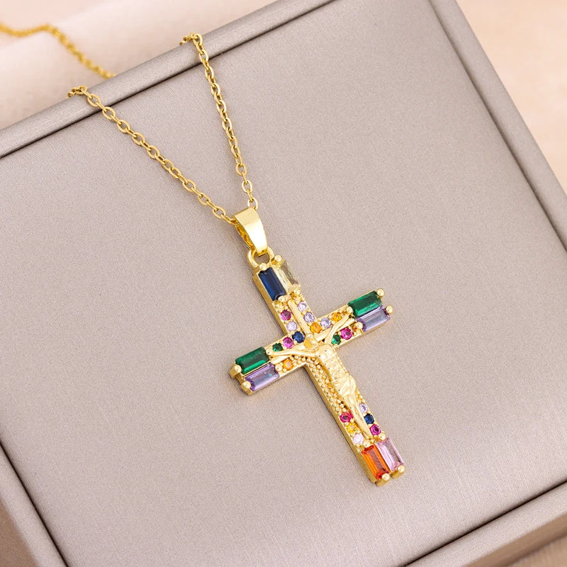 Colar Crucifixo Dourado em Cobre com Cristais Rhinestone