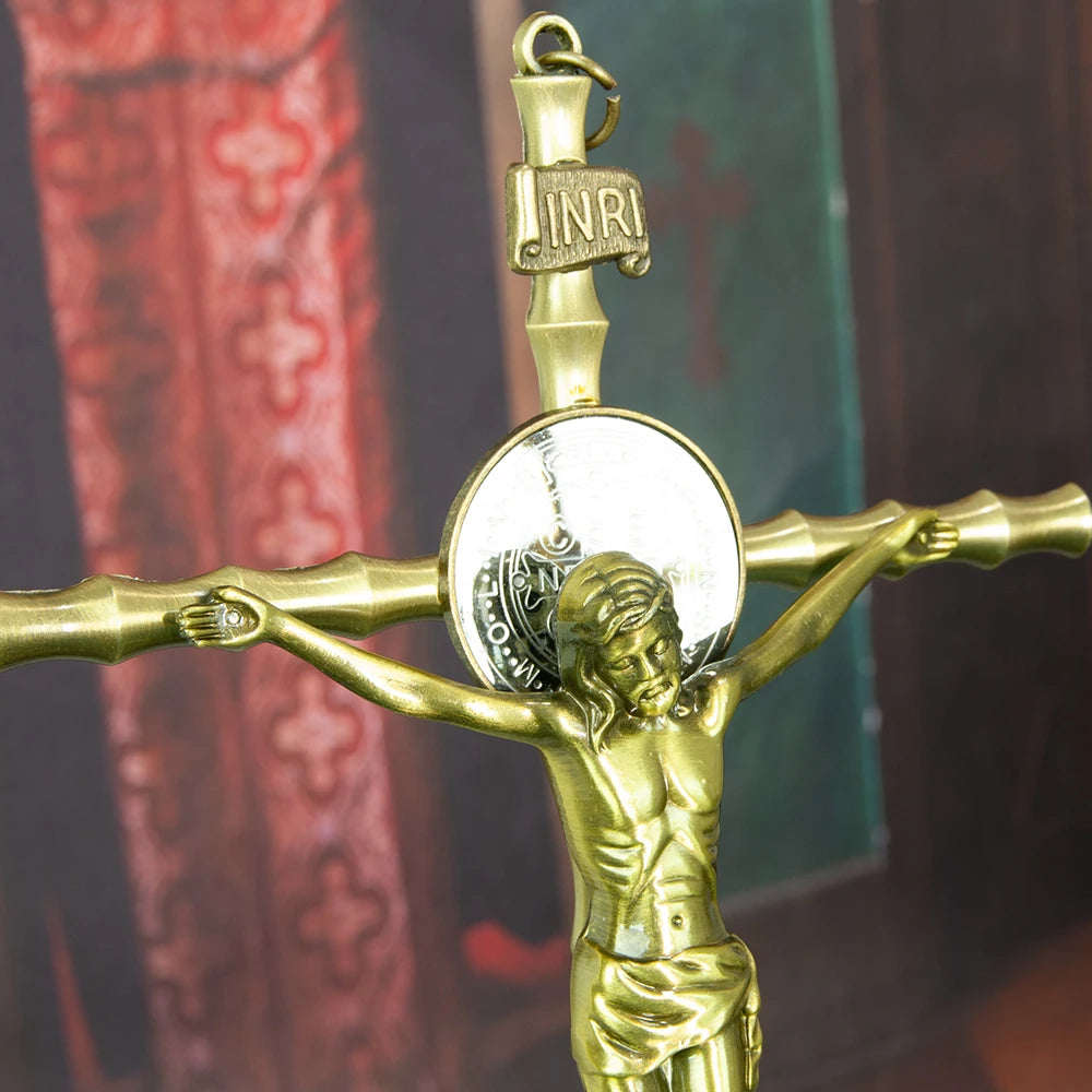 Crucifixo de Mesa Banhado a Ouro em Prata ou Bronze com Medalha de São Bento