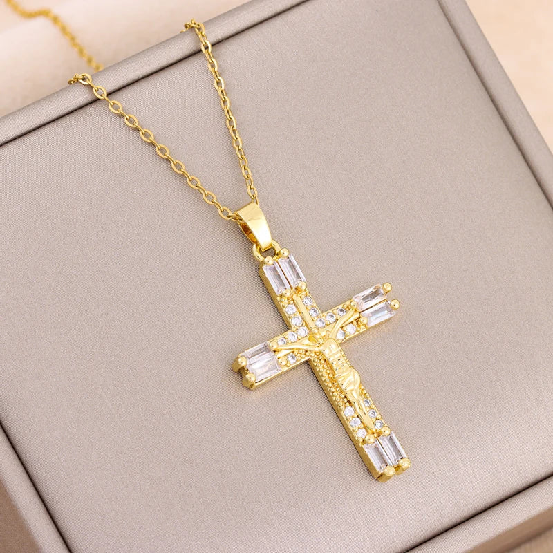 Colar Crucifixo Dourado em Cobre com Cristais Rhinestone