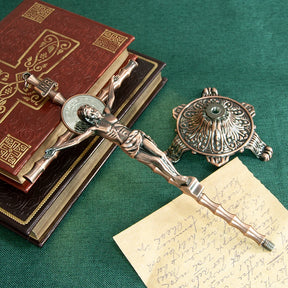 Crucifixo de Mesa Banhado a Ouro em Prata ou Bronze com Medalha de São Bento