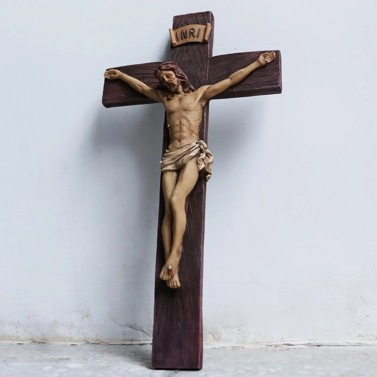 Crucifixo de Parede Realista com Madeira e acabamento em Resina